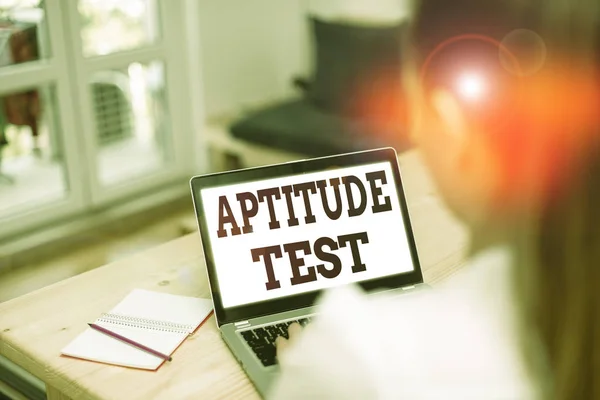 Текст для написання слів Aptitude Test. Бізнес-концепція, призначена для визначення демонстраційної здатності в певній майстерності . — стокове фото