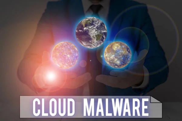 Kelime yazma yazılımı Cloud Malware. Nasa tarafından desteklenen bu görüntünün bilgisayar elemanlarına zararlı olan kötü niyetli yazılım dosyası veya programı için iş konsepti. — Stok fotoğraf