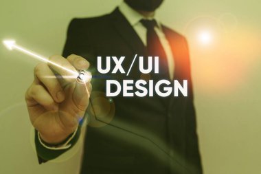 Ux Or Ui Design'ı gösteren metin işareti. Kavramsal fotoğraf tek bir tüketici deneyiminin iki farklı unsuru.