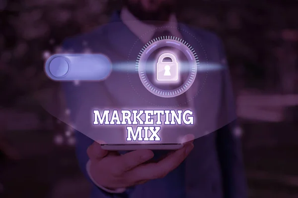 Slovo psaní textu Marketing Mix. Obchodní koncepce pro soubor opatření používá k propagaci značky na trhu. — Stock fotografie