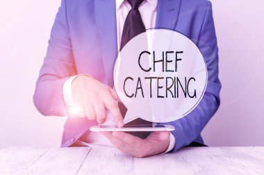 El yazısı Aşçı Yemek Servisi. Kavram, çeşitli etkinlikler için hizmet, yiyecek ve içecek sağlar. İşadamı onu işaret eder..