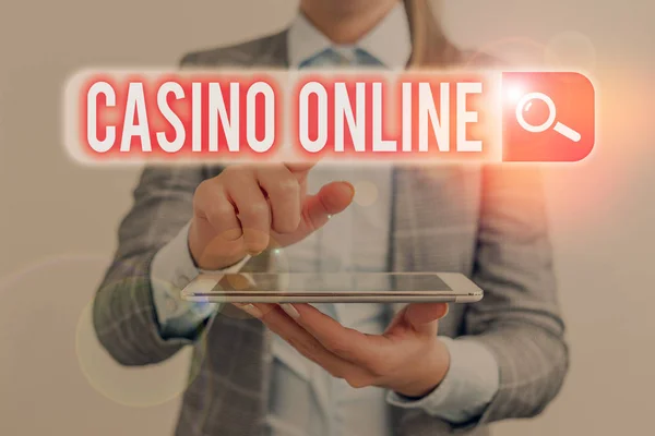 Konzeptionelle Handschrift, die Casino online zeigt. Business-Foto zeigt Spieler spielen und wetten auf Casino-Spiele durch Online. — Stockfoto