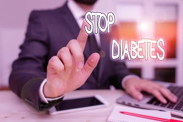 Tekst pisma: Stop cukrzycy. Koncepcja oznacza zapobieganie chorobie podwyższania poziomu glukozy we krwi Mężczyzna człowiek nosić formalne ubrania obecny prezentacja używać hi tech smartphone. — Zdjęcie stockowe