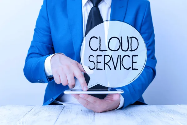 Почерк Cloud Service. Понятие смысл относится к разнообразию ресурсов, предоставляемых через Интернет Бизнесмен с указательным пальцем перед ним . — стоковое фото