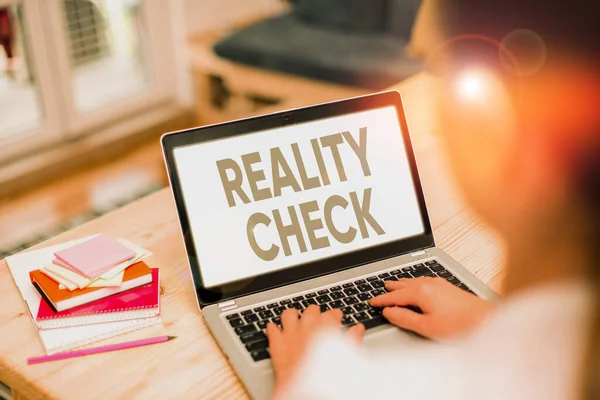 Signo de texto que muestra Reality Check. Foto conceptual se recuerda el estado de las cosas en el mundo real . —  Fotos de Stock