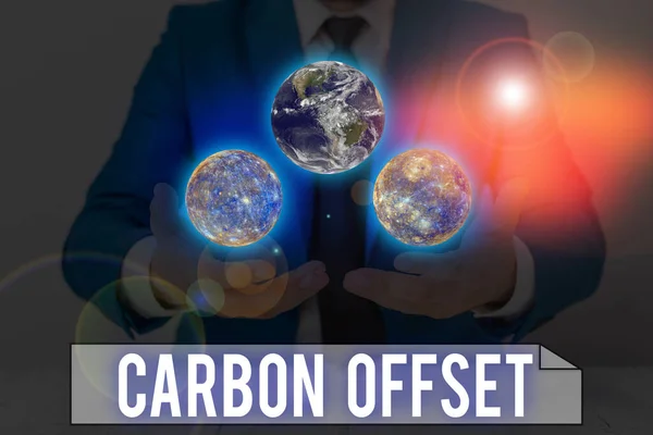 Λέξη που γράφει κείμενο αντιστάθμιση άνθρακα. Επιχειρηματική έννοια για τη μείωση των εκπομπών διοξειδίου του άνθρακα ή άλλων αερίων Στοιχεία αυτής της εικόνας που παρέχεται από τη Nasa. — Φωτογραφία Αρχείου