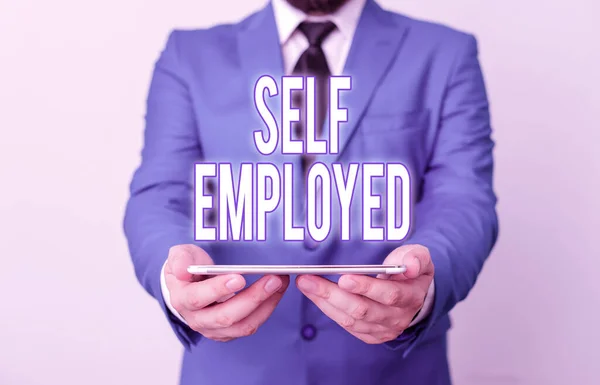 Текст, написанный словом Self Employed. Бизнес-концепция для владельца бизнеса, а не для работодателя Фрилансер Бизнесмен в синем свитере с галстуком в руках . — стоковое фото