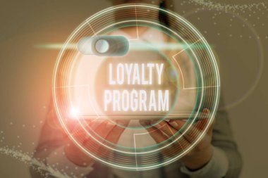 Kelime yazma sadakat programı. Müşterileri tekrar etmeye teşvik eden pazarlama çabaları için iş kavramı.