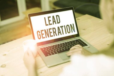 Lead Generation 'ı gösteren kavramsal el yazısı. Potansiyel müşterilerin kimlik tespiti ve geliştirilmesi için iş fotoğrafı gösterme süreci.