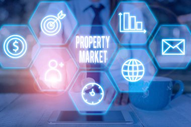 Emlak piyasasını gösteren bir not yazıyorum. Arazi ve binaların alım satım ve satımını gösteren iş fotoğrafı.