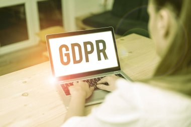 Gdpr 'yi gösteren not yazılıyor. İş fotoğrafı gösterim yönetmeliği, vatandaşların verilerini ve mahremiyetini korumaktadır..