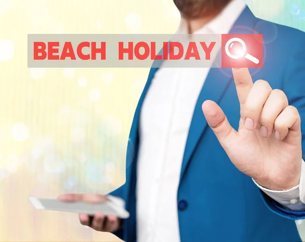 Texto de escritura de palabras Beach Holiday. Concepto de negocio para vacaciones en el que básicamente solo se toma el sol en la playa . — Foto de Stock