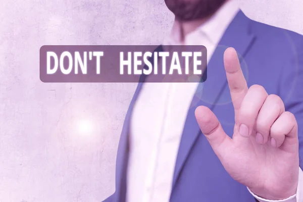 Signo de texto que muestra Don T Hesitate. Foto conceptual hacer algo y no tiene que preocuparse por el resultado . — Foto de Stock