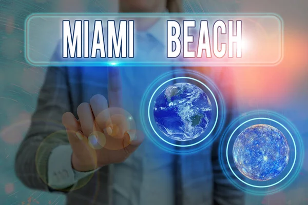 マイアミビーチを示すテキストサイン。概念的な写真フロリダ州のマイアミ郡の沿岸リゾート都市. — ストック写真