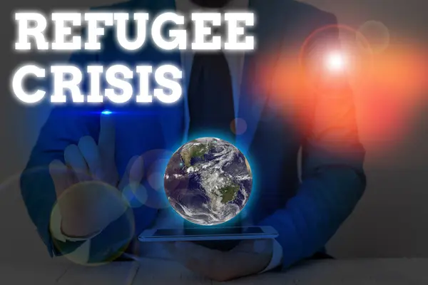 Escribiendo una nota que muestra la crisis de refugiados. Muestra de fotos de negocios se refieren a los movimientos de grandes grupos de desplazados que muestran elementos de esta imagen proporcionada por la NASA . — Foto de Stock