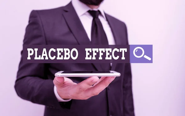 Scrierea conceptuală a mâinilor care arată efectul Placebo. Fotografie de afaceri care prezintă un efect benefic produs de un medicament placebo sau tratament Costum de lucru formal de uzură umană de sex masculin ține smartphone-ul folosind mâna . — Fotografie, imagine de stoc