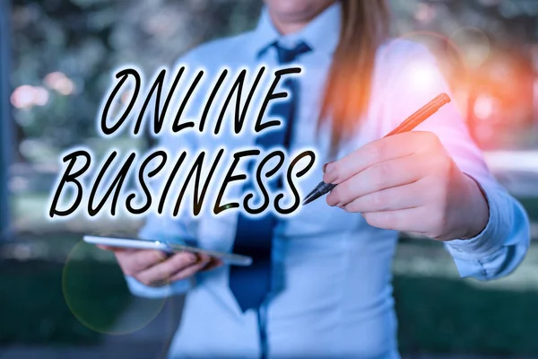 Почерк написания текста Online Business. Концепция означает вид деловой активности, который происходит через интернет Женщина в синих деловых футболках, указывая пальцем в пустое пространство . — стоковое фото