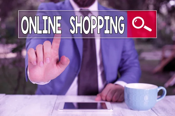 Escribir nota mostrando compras en línea. Foto comercial que muestra a los consumidores comprar directamente bienes de un vendedor a través de Internet . — Foto de Stock