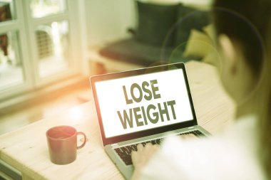 Kilo Verdiğini gösteren bir not yazıyorum. Bir hayvanın vücut ağırlığının azaldığını gösteren bir iş fotoğrafı..