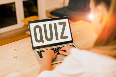 Quiz gösterilen Not yazma. Öğrencilere bilgi sınavı Test verilen kısa gayri resmi test vitrine iş fotoğraf.