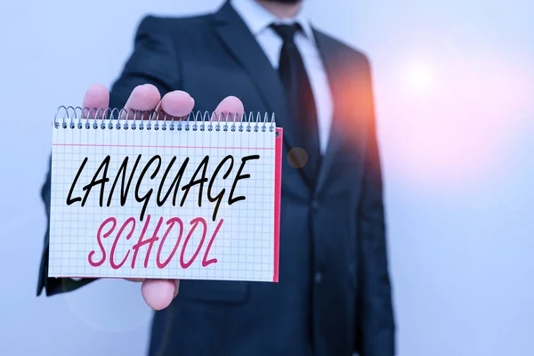 Textschild mit der Sprachschule. Konzeptionelle Foto Bildungseinrichtung, wo Fremdsprachen gelehrt werden Männliche Menschen tragen formale Arbeitsanzug Büro aussehen halten Mathematik Buch verwenden Hand. — Stockfoto