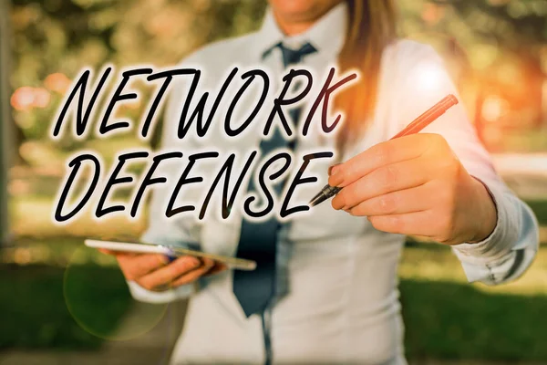 Manuscrito texto escrevendo Network Defense. Conceito que significa medidas para proteger e defender a informação da perturbação Mulher em camisas de negócios azuis apontando com o dedo para o espaço vazio . — Fotografia de Stock