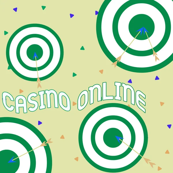 Scrittura concettuale a mano che mostra Casino Online. Business foto in mostra i giocatori possono giocare e scommettere sui giochi da casinò attraverso Freccia online e bersaglio rotondo forma asimmetrica design multicolore . — Foto Stock