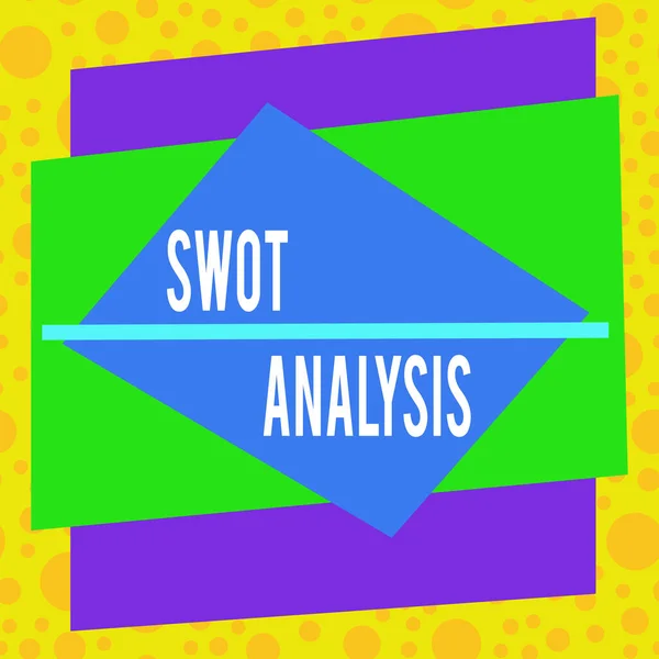 Swot Analizi 'ni gösteren metin işareti. Bir şirketin rekabetçi konumunu değerlendirmek için kullanılan kavramsal fotoğraf çerçevesi Asimetrik düzensiz biçim şekli nesne ana hatları çok renkli tasarımı. — Stok fotoğraf
