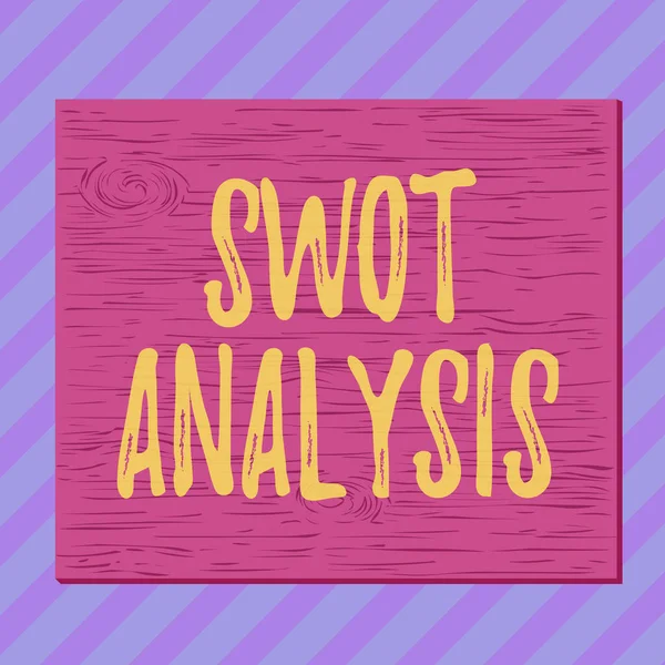 Kézírás szöveg írás Swot Analysis. Koncepció jelentése keret értékelésére használt cég versenyképes pozíció Tér téglalap irreális rajzfilm fa szöggel ragasztott színes fal. — Stock Fotó