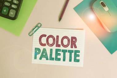 Renk Paletini gösteren not yazılıyor. Elektronik ekran fare hesap makinesi kağıt kağıtları ataç işaretleyicili arka planda görüntülenebilen tam renk aralığını gösteren iş fotoğrafı.