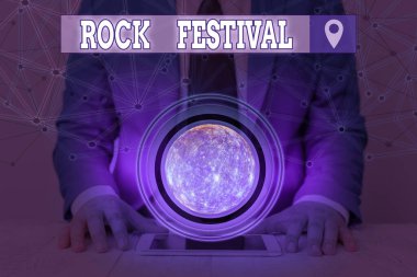 El yazısı Rock Festivali. Bu görüntünün ağır metal elementlerinin yer aldığı büyük ölçekli rock müzik konseri kavramı Nasa tarafından desteklenmektedir..