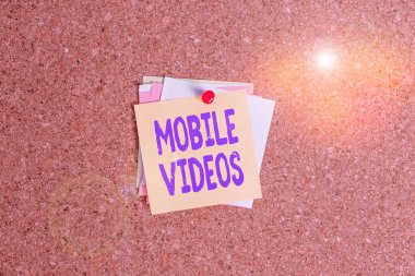 Mobil Videoları gösteren metin işareti. Cep telefonlarında görüntülenen veya kullanılan kavramsal fotoğraf elektronik ortam Corkboard renk boyut kağıt raptiye raptiye raptiye bilborda uyarı tahtası.
