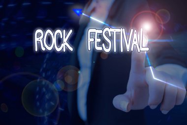 Metin tabelası Rock Festivali 'ni gösteriyor. Heavy metal türünün yer aldığı kavramsal fotoğraf Largescale rock konseri.