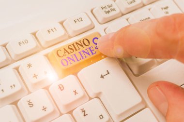 Casino Online gösteren kavramsal el yazısı. Kumarbazlar online üzerinden casino oyunları oynayıp bahis iş fotoğraf vitrin.