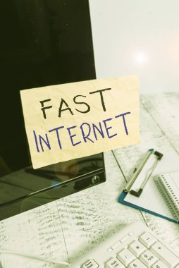 Hızlı İnternet 'i gösteren kavramsal el yazısı. İnternet servisi için kullanılan iş fotoğrafı gösterme terimi klavye durağanlığının yanındaki siyah ekrana bantlanmış not kağıdından daha hızlıdır.