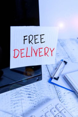 Ücretsiz teslimatı gösteren bir not yazıyorum. İş fotoğrafı gösterimi doğrudan alıcının adresine iletilir. Not kağıdı klavye ve durağan yakınlarındaki siyah bilgisayar ekranına yapıştırılır..