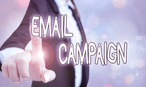 Κείμενο που δείχνει την εκστρατεία ηλεκτρονικού ταχυδρομείου. Οι εννοιολογικές διαφημίσεις φωτογραφιών αποστέλλονται σε μια στοχευμένη λίστα αποδεκτών. — Φωτογραφία Αρχείου