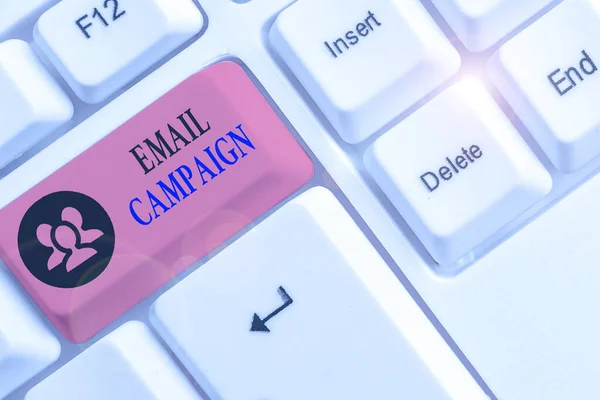 Escritura manual conceptual mostrando Campaña de Email. Los anuncios de texto de fotos de negocios se envían a una lista específica de destinatarios . — Foto de Stock