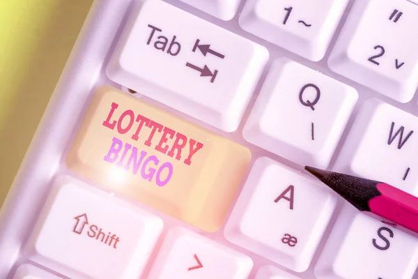 Escrita de mão conceitual mostrando Loteria Bingo. Foto de negócios mostrando jogo de azar em que cada jogador combina números impressos . — Fotografia de Stock