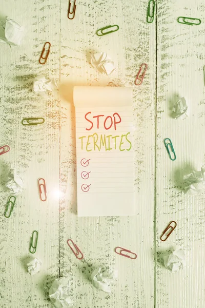 Escritura a mano conceptual que muestra Stop Termites. Exhibición de fotos de negocios evitar que un pequeño insecto tropical dañe el bosque Despojado sujetador de notas gobernado clips bolas de papel fondo de madera . — Foto de Stock