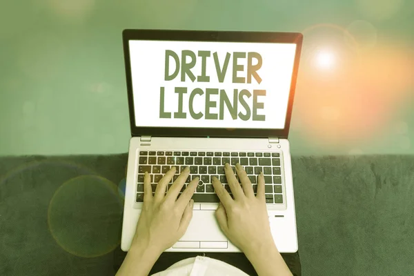 Texto de escritura a mano Licencia de conducir. Concepto: documento que permite una demostración de la conducción de un vehículo de motor . — Foto de Stock
