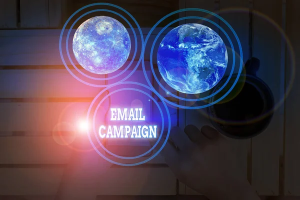 メールキャンペーンを示す概念的な手書き文字。広告を紹介するビジネス写真は、受信者のターゲットリストに送信されますこの画像の要素は、 NASAによって提供されます. — ストック写真