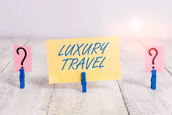 Koncepcionális kézírás a Luxus Utazásról. Üzleti fotó szöveg legfelsőbb kényelmét vagy eleganciáját utazás a világon Morzsolódó lap gemkapcsok helyezni a fa asztal. — Stock Fotó