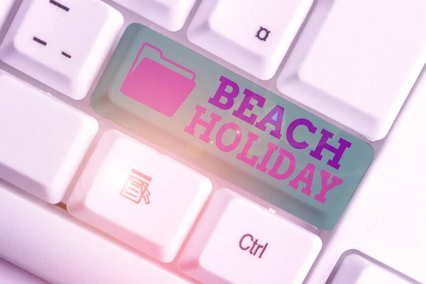 Sinal de texto mostrando Beach Holiday. Foto conceitual Férias em que um basicamente apenas banhos de sol na praia . — Fotografia de Stock
