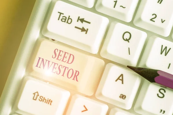 Écriture manuscrite de texte Seed Investor. Concept, c'est-à-dire source d'argent initial nécessaire pour démarrer une nouvelle entreprise . — Photo