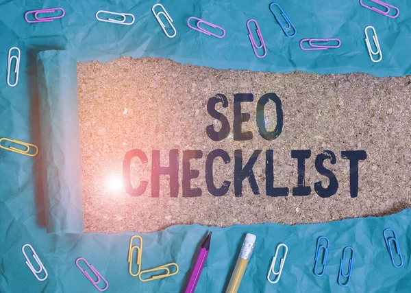 Signo de texto que muestra Seo Checklist. Lista de fotos conceptuales de los elementos necesarios para optimizar el motor de búsqueda . —  Fotos de Stock