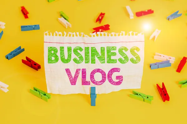 Kelime yazma Business Vlog 'u. Renkli çamaşır iğnesi kağıtları ile ilgili bir video içeriği konsepti boş hatırlatıcı sarı zemin arka plan ofisi. — Stok fotoğraf