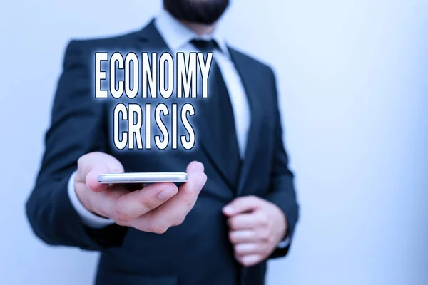 ข้อความลายมือ วิกฤตเศรษฐกิจ ความหมายของแนวคิดเศรษฐกิจของประเทศประสบการลดลงอย่างฉับพลัน มนุษย์ชายสวมชุดทํางานอย่างเป็นทางการถือสมาร์ทโฟนไฮเทคสมาร์ทโฟนใช้มือเดียว . — ภาพถ่ายสต็อก