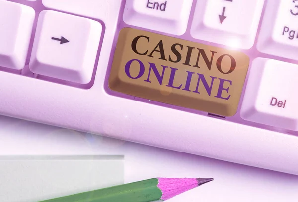 Palabra de escritura de texto Casino Online. Concepto de negocio para los jugadores pueden jugar y apostar en juegos de casino a través de línea . — Foto de Stock