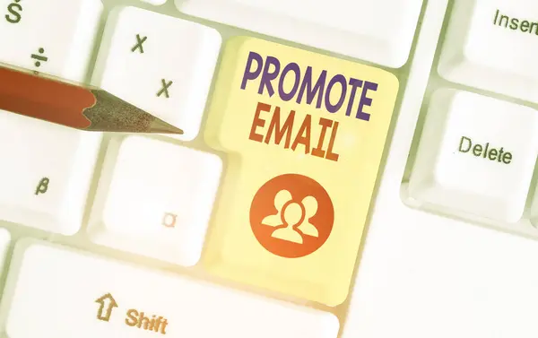 Texto de escritura Promover correo electrónico. Concepto que significa enviar mensajes comerciales a clientes potenciales o actuales . — Foto de Stock